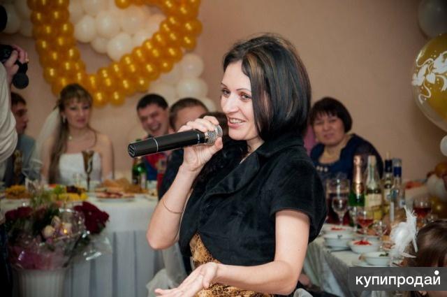 Зажигательная молодая ведущая