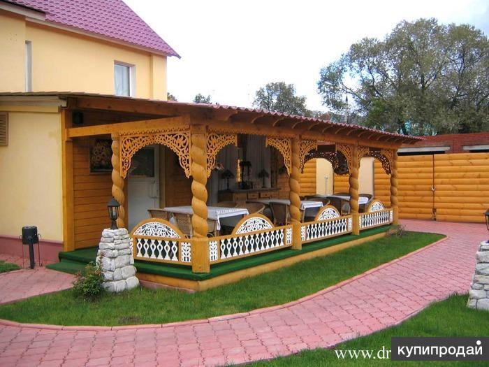 Беседка у стены дома