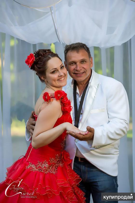 Ведущий и саксофонист Юрий Стократный .