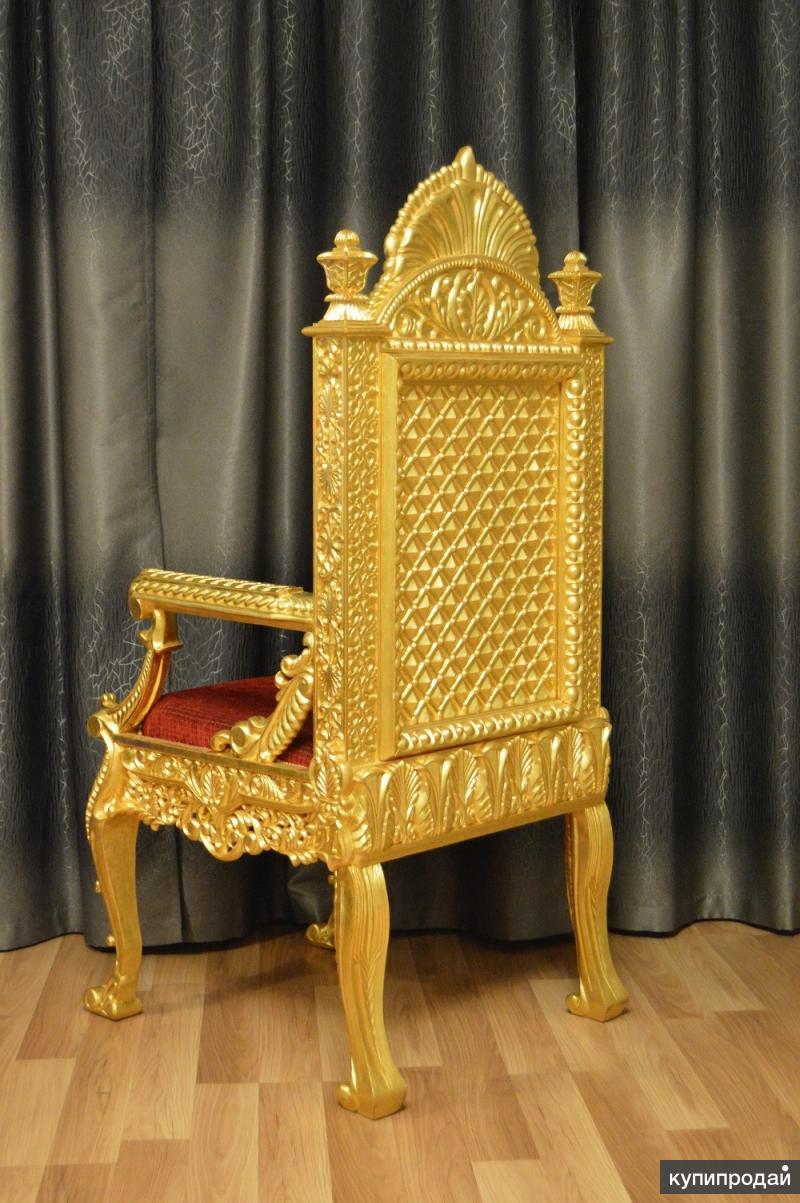 Golden throne. Одеонплатц Золотая трон. Королевский трон золотой. Золотое кресло трон. Королевский трон из золота.