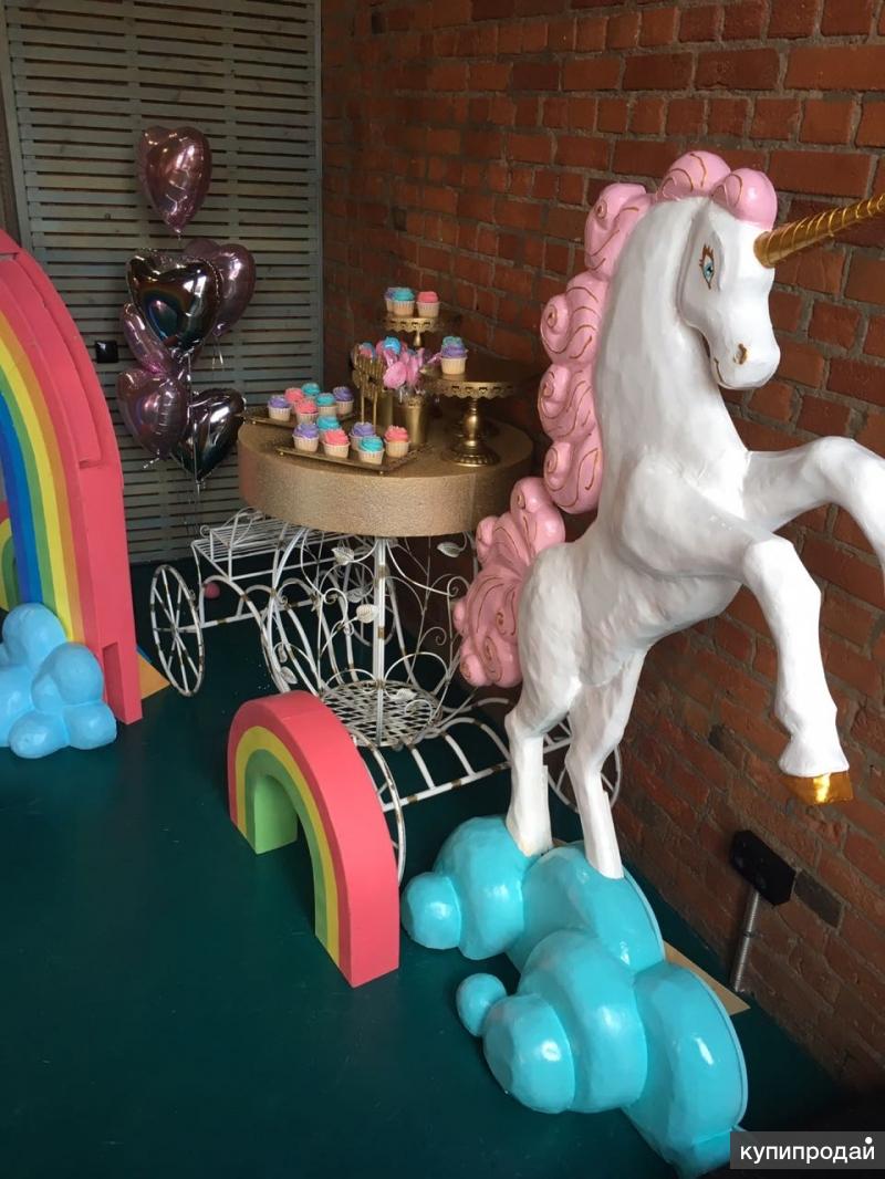 Фигура единорога для фотозоны. Сказочный единорог. Кафе единорог. Кафе единорог бангкок. Статуя единорога в шотландии.