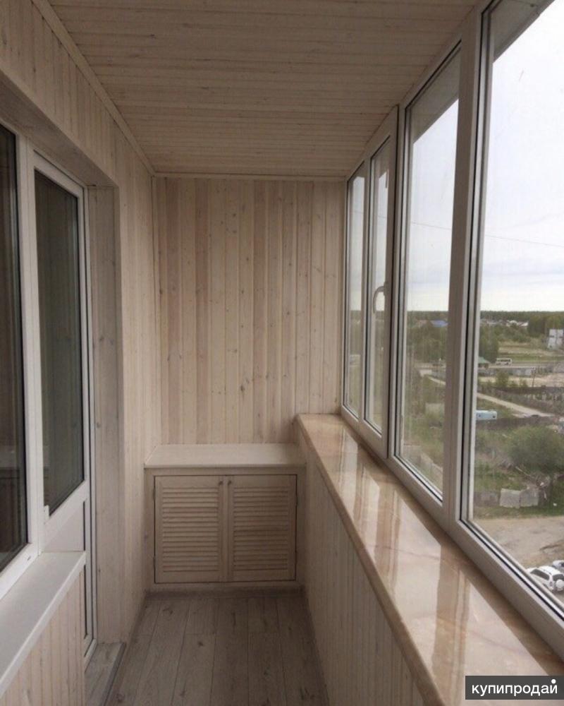 Фото балкона обшитого. Отделка балкона. Обшивка балкона вагонкой. Внутренняя отделка балкона. Отделка балкона вагонкой.