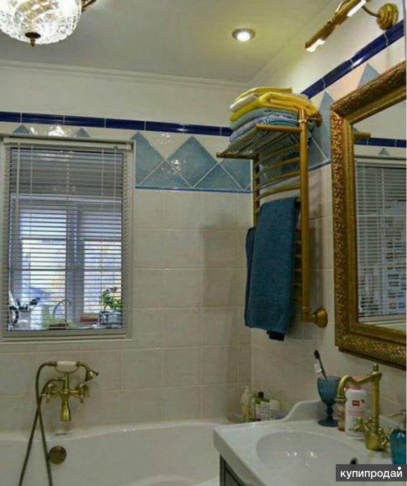 Зачем между ванной и кухней делали окно. Окно в ванную в хрущевке. Окно в ванной комнате в хрущевке. Окно в хрущевку в ванной. Окно в санузле хрущевки.