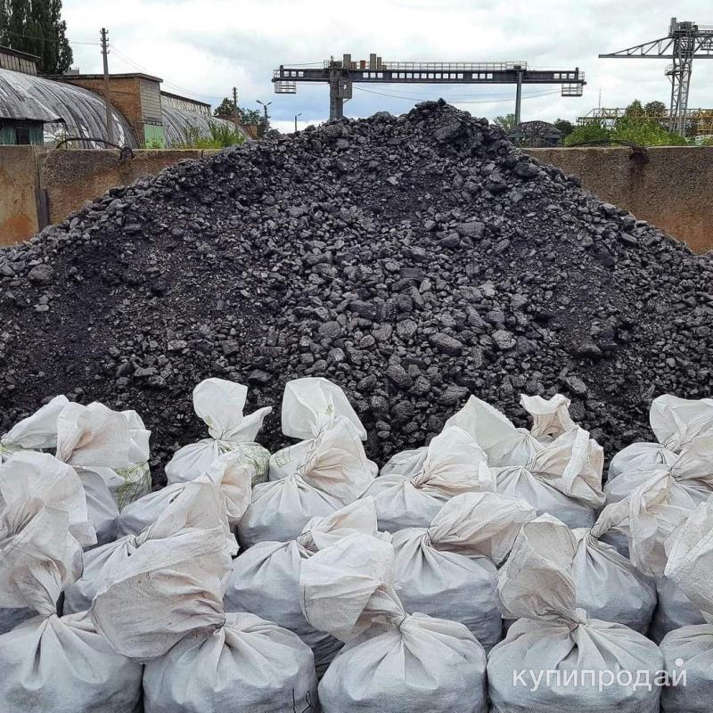 Купить уголь в новосибирске с доставкой. Уголь в мешках. Уголь каменный в мешках. Уголь навалом. Каменный уголь навалом и в мешках.