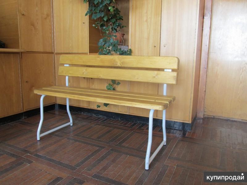 Скамья на металлическом каркасе с сиденьем и спинкой из дерева