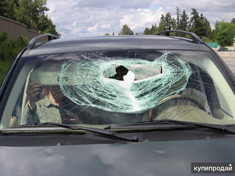 Закидали камнями машину. Кинул камень в машину. Кирпич прилетел в лобовое стекло ауди а 4. Лобовое стекло пробить камнем. Кинул камень в машину.