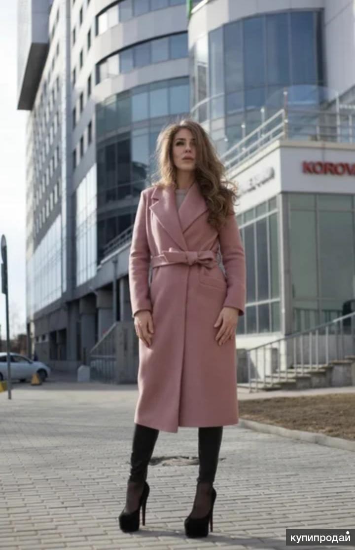 Длинное пальто на маленький рост женщины