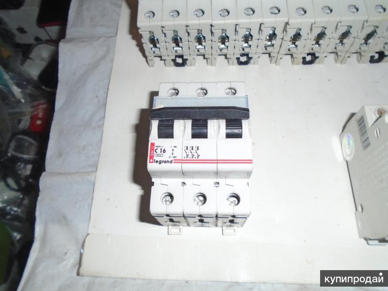 Автоматический выключатель пускатель. ABB s201 c6. Контактор 1 фазный IEK. Эл.автомат в счетчик с 25 TDM. Щит шесть автоматов 200а.