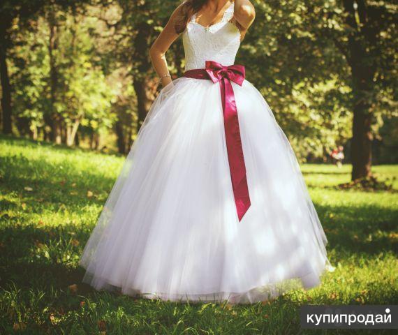 Белое свадебное платье с красным бантом