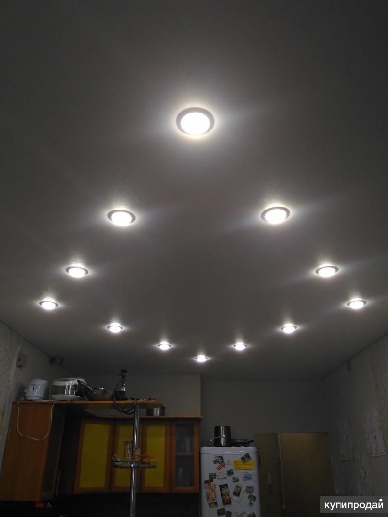 Расположение светильников на натяжном потолке в зале 18 кв м без люстры фото