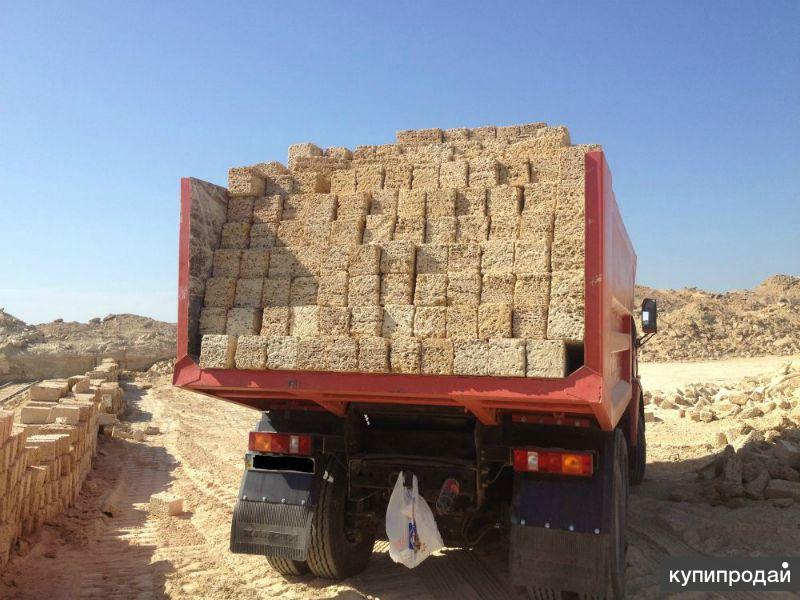 Груженные камнем. Стена из валунов. Груженные камнем. Песчаник валун. Огромный камень.