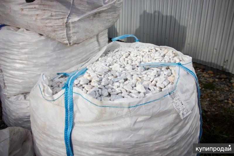 мраморная крошка фракция 40-70. гравий белый в мешках. мраморная крошка белая, фракция 10-20, 15 кг. мраморный мешок. крошка мраморная в мешках 25 кг в леруа мерлен.