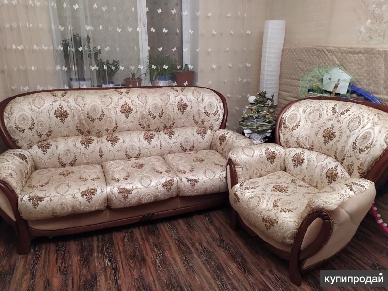 Одному французу подарили диван четыре стула и кресло
