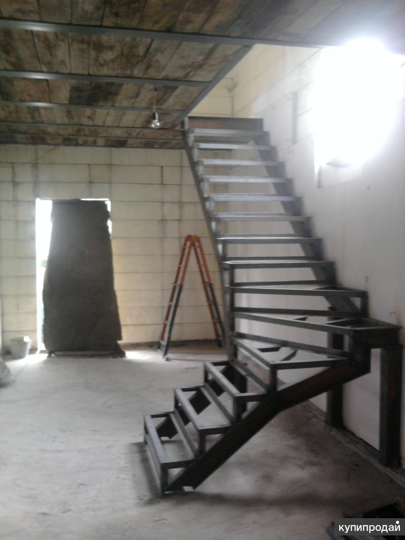 Второй этаж из профильной трубы. Металлокаркасная лестница на 2 этаж. Лестница на металлическом каркасе. Каркас лестницы из металла. Лестница из металлокаркаса.
