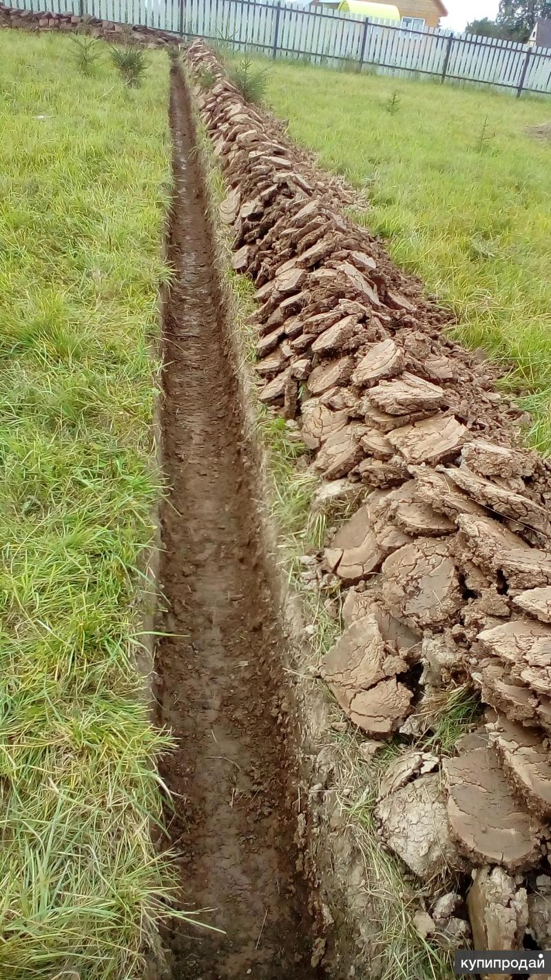 Ручная копка траншей. Копаем дренаж на участке. Разрытые траншеи водопровода. Траншея 200мм. Инструмент для копки траншеи под водопровод.