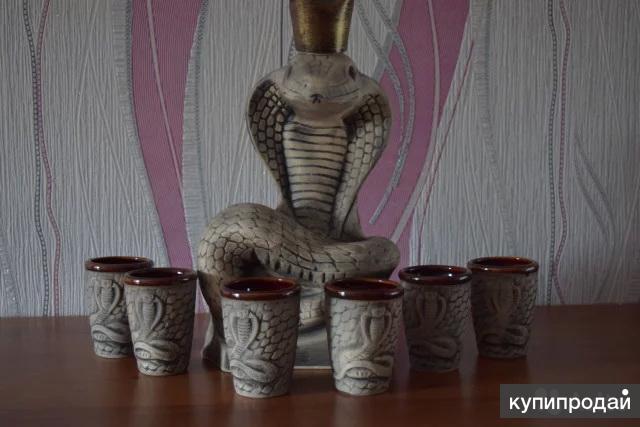 Сувенирная бутылка в виде кобры + 6 стаканов