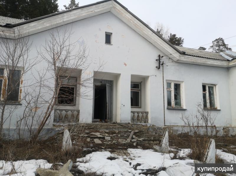 Три здания на граничащих участках