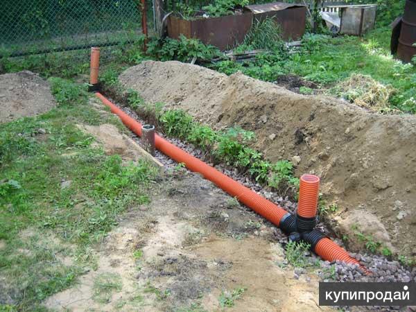 Труба для дренажной системы. Дренаж щебень геотекстиль грунт. Труба для сточной канавы. Дренажная труба 110 без геотекстиля. Укладка дренажной трубы по участку.