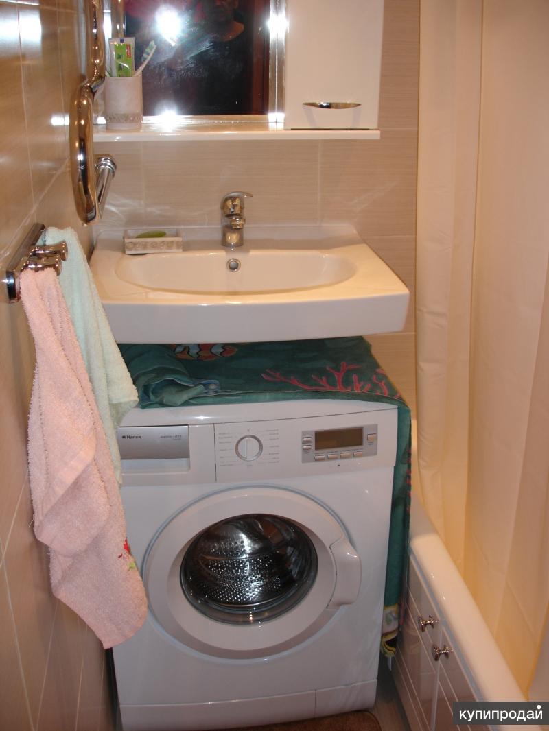 Маленькая машинка в ванной. Раковина кувшинка над стиральной. Ванна раковина стиральная машина. Раковина над стиралкой в ванной. Стиральная машинка под раковину.