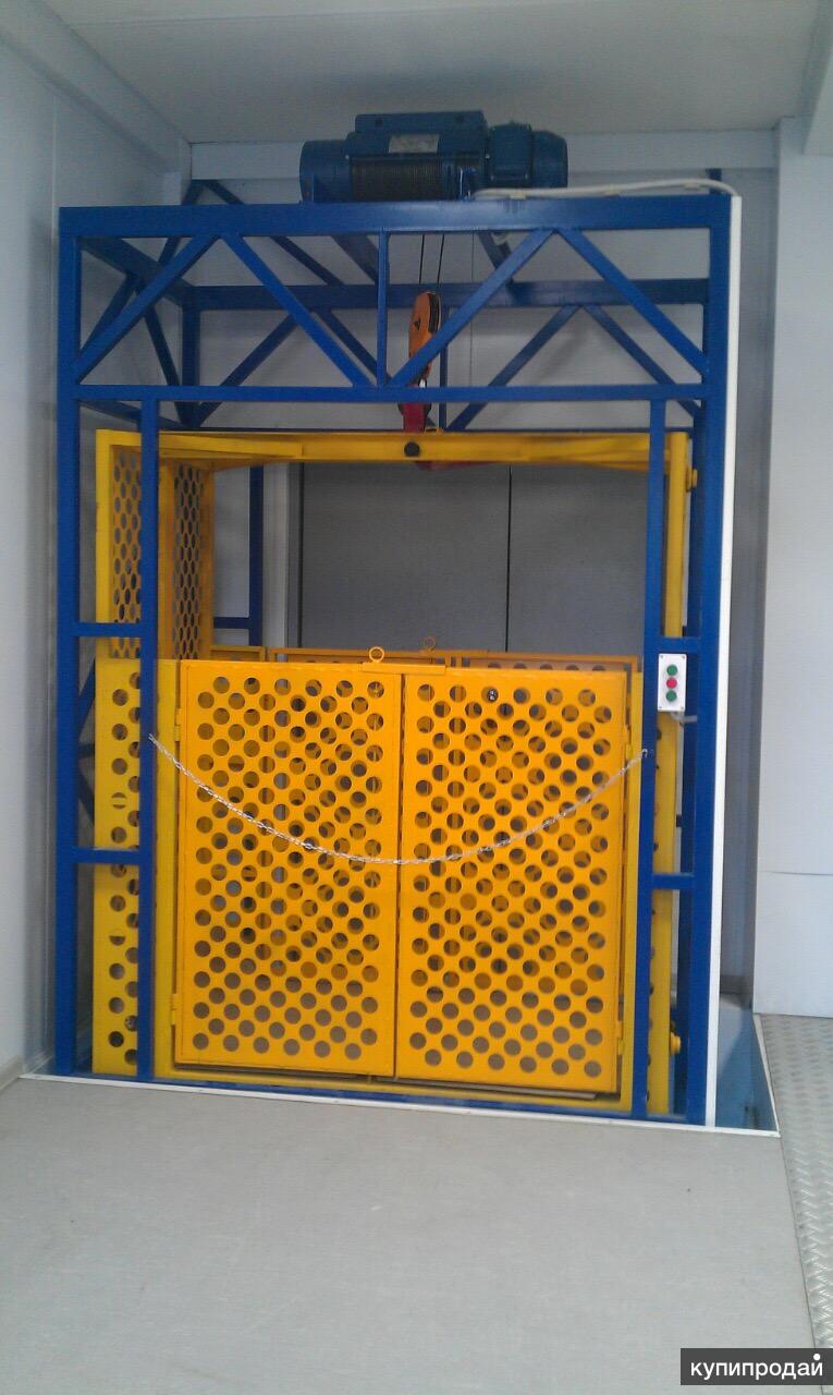 Монтаж лифтового оборудования. Лифты кмз машинные помещения. Монтаж грузового лифта. Подъемники в шахту лифта. Монтаж грузового лифта.