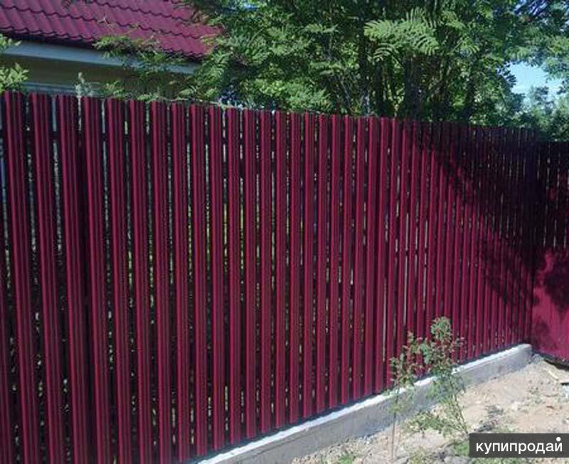Краска для забора из металла. Забор рал 3032. Забор Железный бордовый. Забор вишневого цвета. Заборы из окрашенного металла.