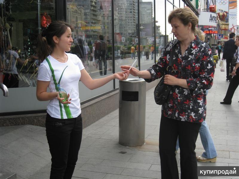 промоутер. промоутеры для раздачи. промоутер раздача листовок. промоутеры для раздачи. раздает листовки.