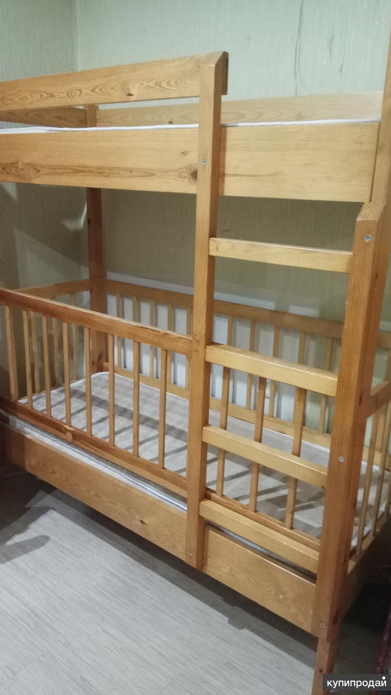 двухъярусная кровать с нижним ярусом для новорожденного
