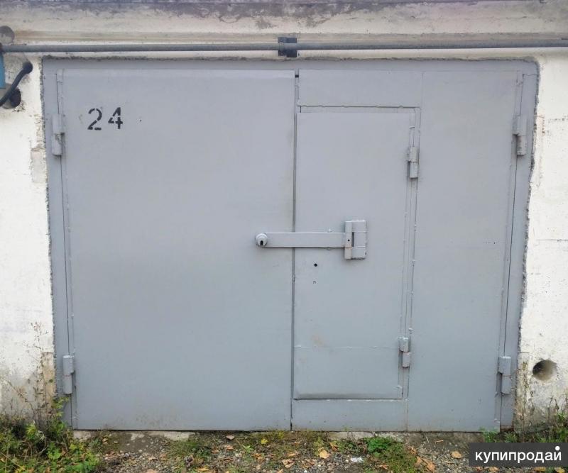 Авито ворота б у. Гаражные ворота советские. Ворота старого гаража. Советский гараж ворота. Старые ворота гаража.