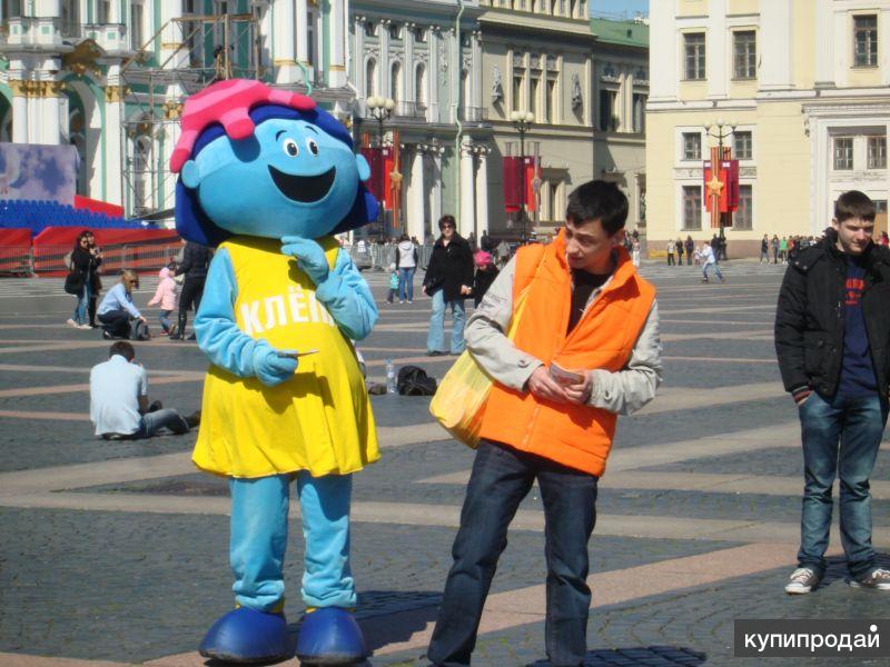 Каким промоутером. Промоутер в костюме. Костюмированные промоутеры. Раздача листовок в костюме. Промоутер Питер.