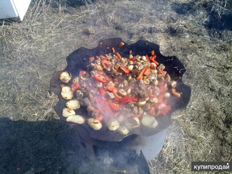 Блюда на сковородке на костре