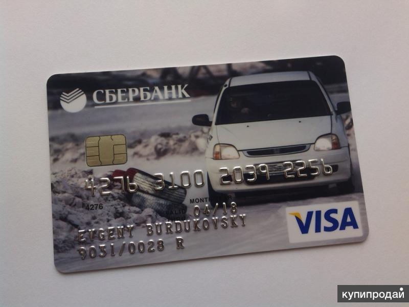 Кредитные и дебетовые карты с деньгами на счету.