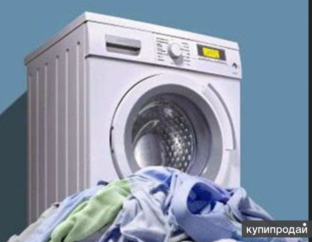 Ремонт стиральных машин. Мужик чинит стиральную машину. Последствия перегрузки стиральной машины. Пена в стиральной машине. Последствия перегрузки стиральной машины.