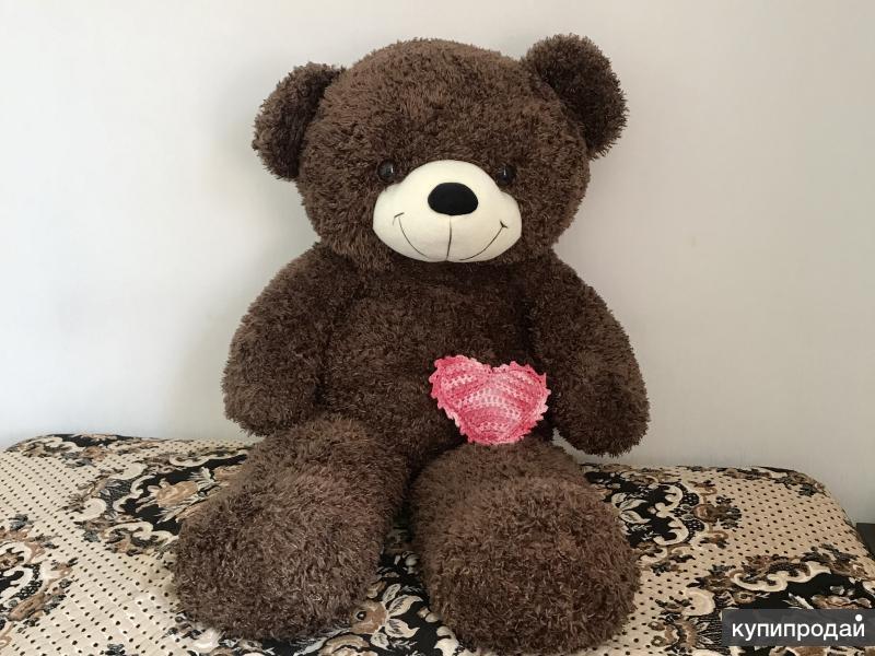 Мишка улыбка. Модные мягкие игрушки. Медведь гризли на задних лапах. Мишка полностью. Красный плюшевый мишка.