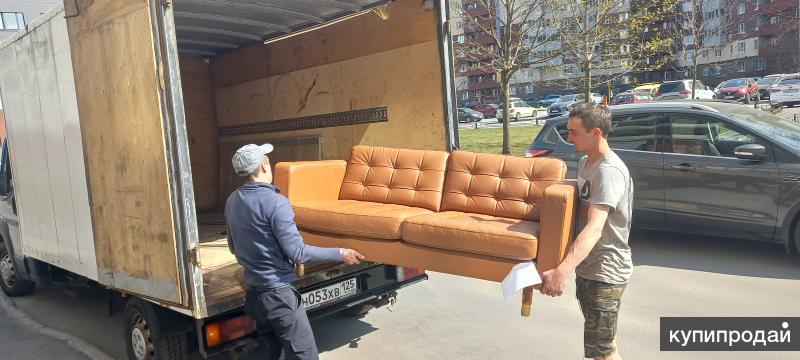 водитель помогает погрузить диван