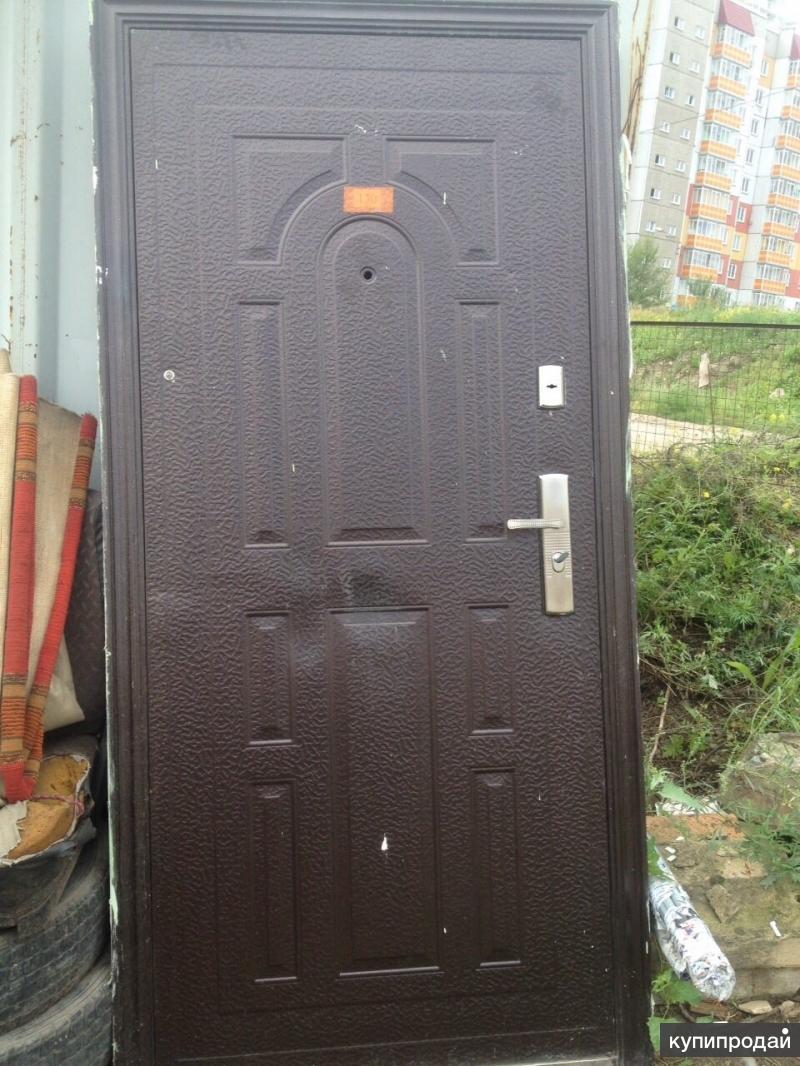 Двери б у купить красноярск. Китайская входная дверь сбоку. Дверь входная металлическая китайская 8202. Китайская входная металлическая дверь Термаль. Самая дешевая входная дверь металлическая.