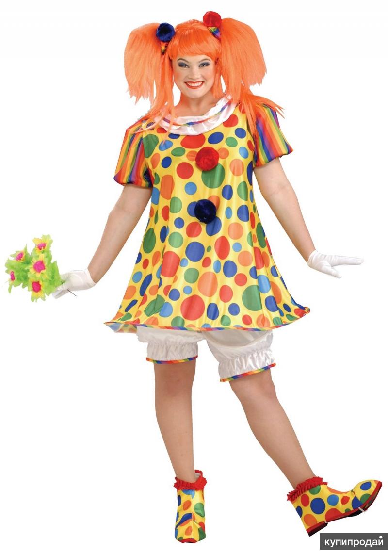 Девушка в костюме клоуна