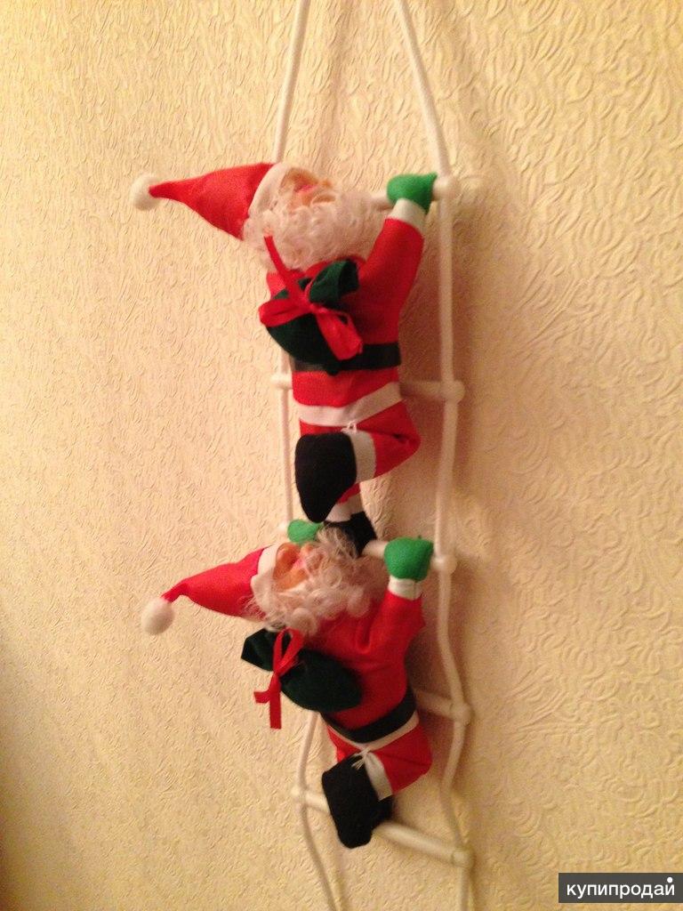 уличные фигуры деда мороза на лестнице. дед мороз лезет в окно игрушка. дед мороз на веревке украшение. дед мороз на лестнице. украшение санта клаус на лестнице.