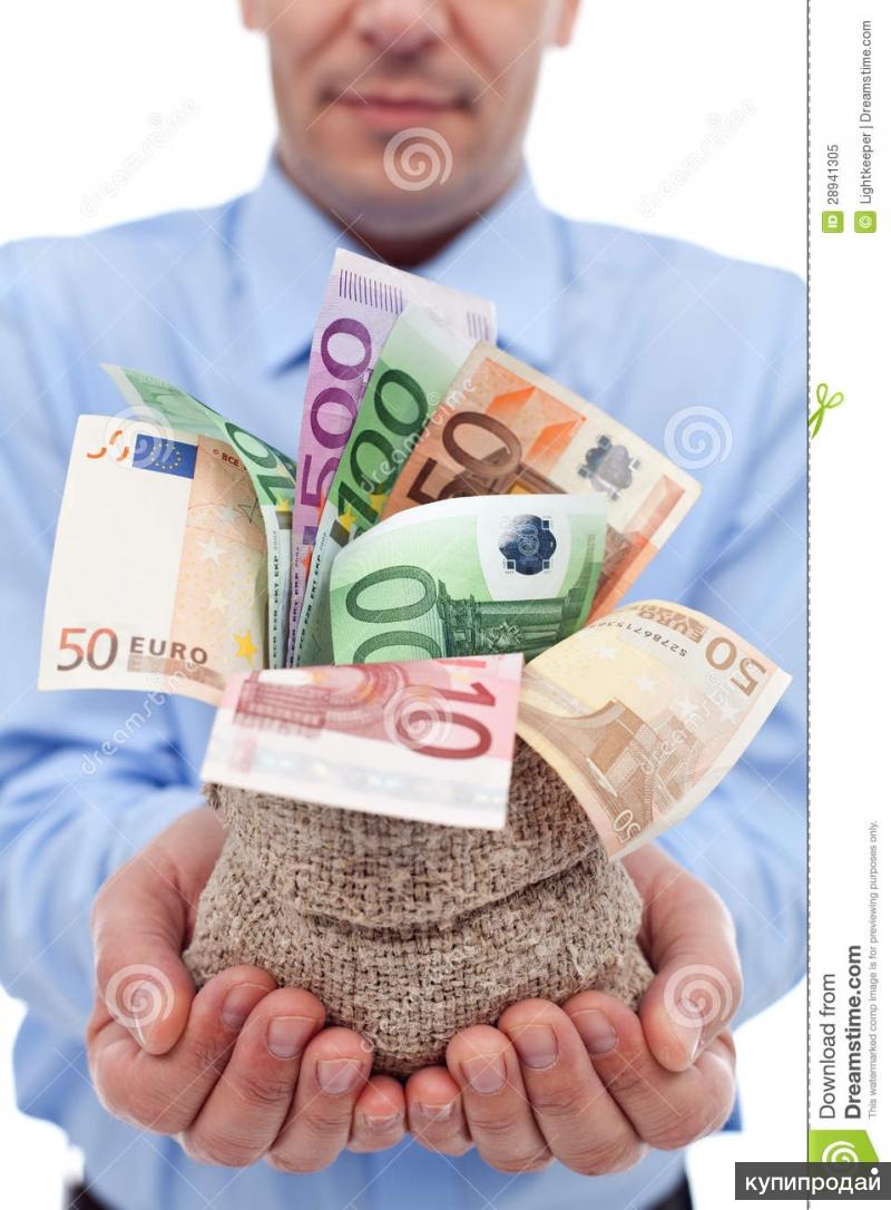 много клиентов. инвестиции онлайн с ежедневной выплатой. счастливый выигрыш. денежная очередь. толпа клиентов.