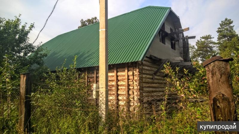 Новый дом в петле реки у соснового бора под Псковом