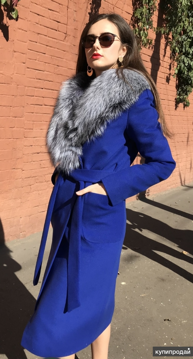 Синее пальто с меховым воротником