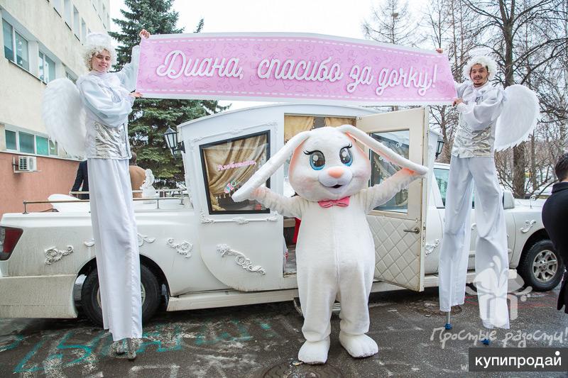 День рождения с ростовой куклой. Ростовая кукла на выписку. Ростовые куклы на выписку из роддома. Выписка из роддома с ростовыми куклами. Встреча с роддома ростовая кукла.