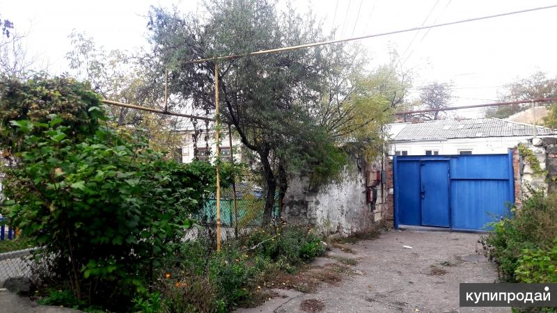 В Симферополе частично перекрыли улицу Киевская, дерево упало на троллейбусные п
