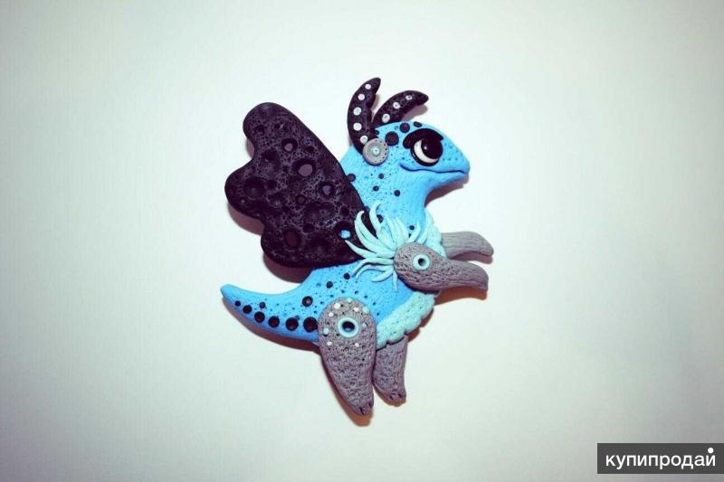 новогодние магниты с драконом. трафарет дракона на стену. вязаный магнитик дракончика. дракончик крючком магнит на холодильник. мягкие игрушки магнитики на холодильник дракона.