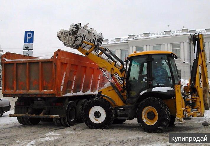 Трактора грузят. Уборка снега экскаватором погрузчиком JCB. JCB 3cx погрузка снега. КАМАЗ 6520 снег грузит JCB 3 CX. JCB 190 мини погрузчик уборка снега.