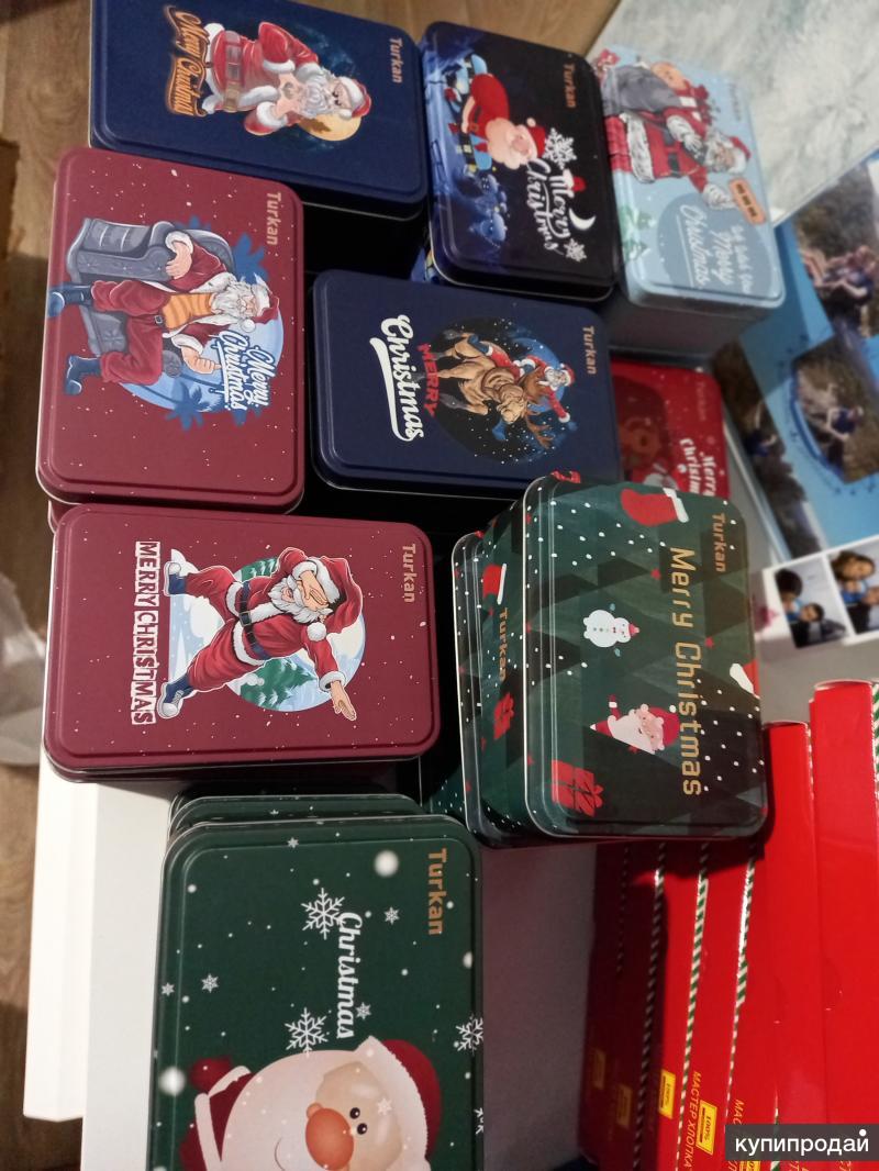 новогодние носочки в коробке. новогодние подарки в железных коробках. носки в металлической коробке. новогодние носочки в коробке. новогодние носки в коробке.