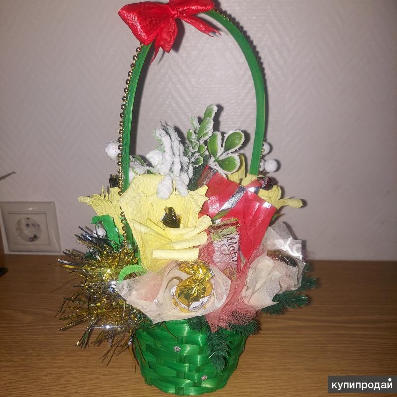 Новогодняя корзинка с конфетами в Москве