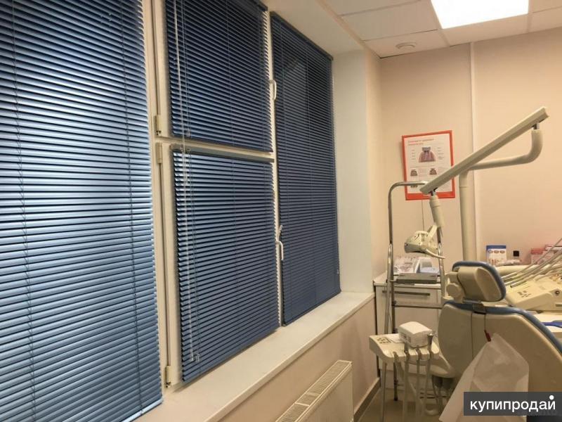 Яркие жалюзи. Накладные жалюзи на пластиковые окна. Жалюзи белые горизонтальные алюминиевые. Горизонтальные жалюзи для окон пвх. Межрамные горизонтальные жалюзи.