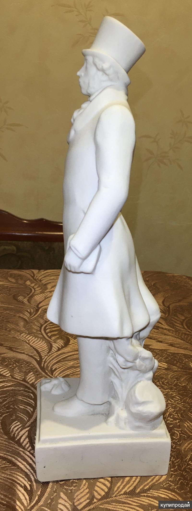 Фарфоровая статуэтка «Пушкин на прогулке» в Москве